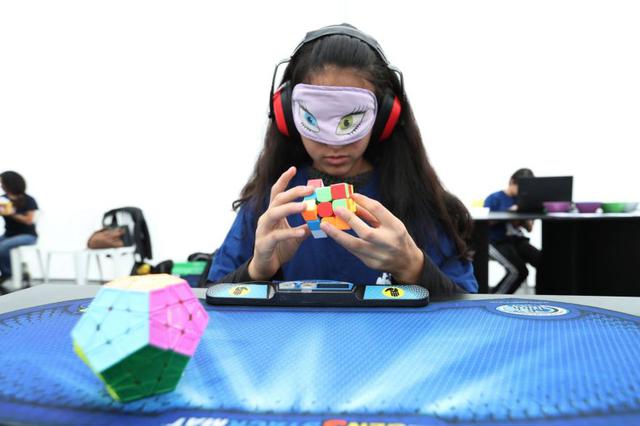 Jóvenes compiten en destreza para armar cubos de Rubik [FOTOS] - 3