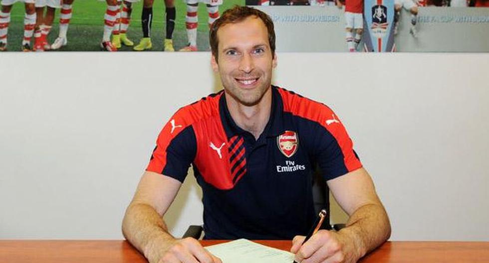  Petr Cech firma su contrato con el Arsenal (@Arsenal)