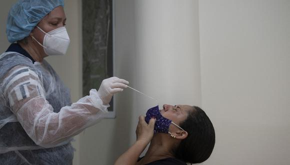 Un total de 816 personas murieron en las últimas 24 horas por COVID-19 en Brasil. (Foto: MAURO PIMENTEL / AFP)