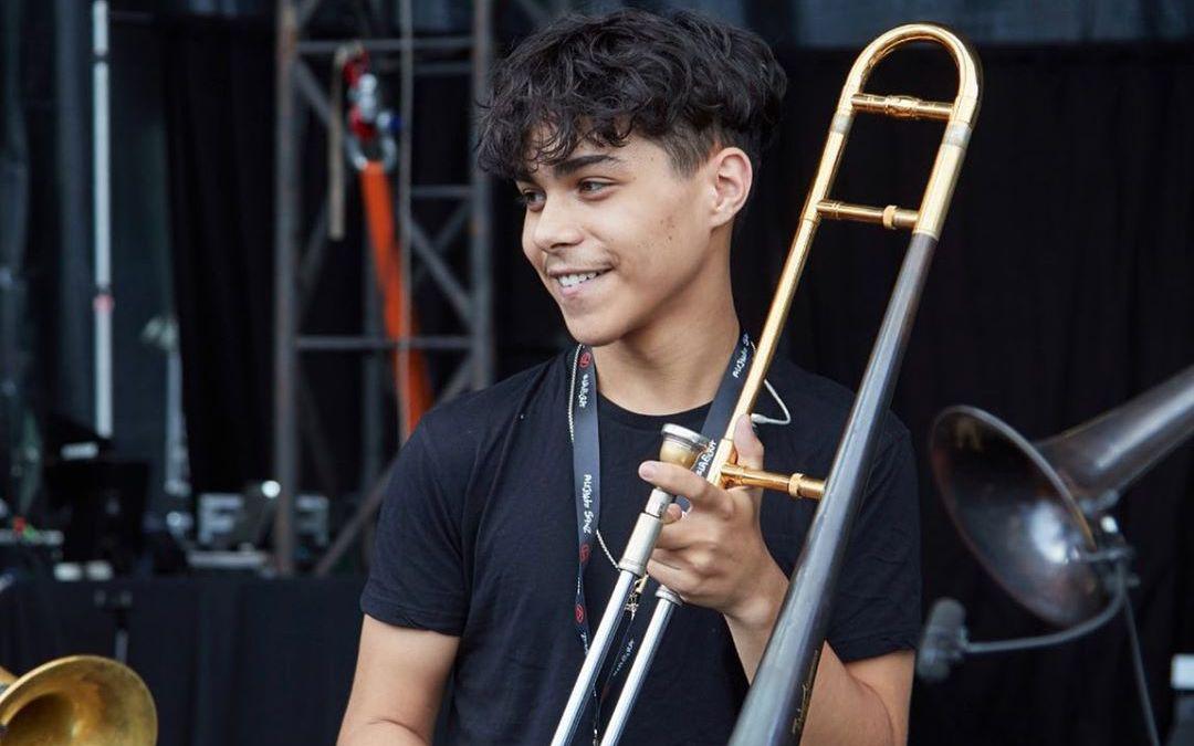 Alexander (17) es el hijo mayor de Sanz. Él ha acompañado a su padre en algunas fechas de su gira y acaba de publicar su primer álbum.