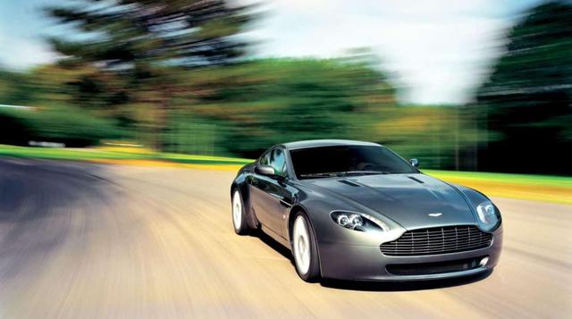 Aston Martin V8 Vantage. Un auto elegante y de lujo británico. Se trata de un V8 de 4.7 litros con la habilidad de reproducir 414 HP de potencia máxima. Este ejemplar de Aston Martin puede acelerar de 0-100 km/h en 4,7 segundos. (Foto: Aston Martin)