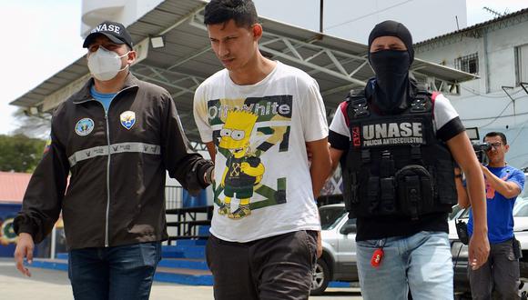 Elementos de la Policía Nacional de Ecuador escoltan a Javier Orellana, detenido por estar implicado en el secuestro del ciudadano chileno Luis Toledo en Guayaquil, el 4 de diciembre de 2022. (Marcos PIN / AFP).