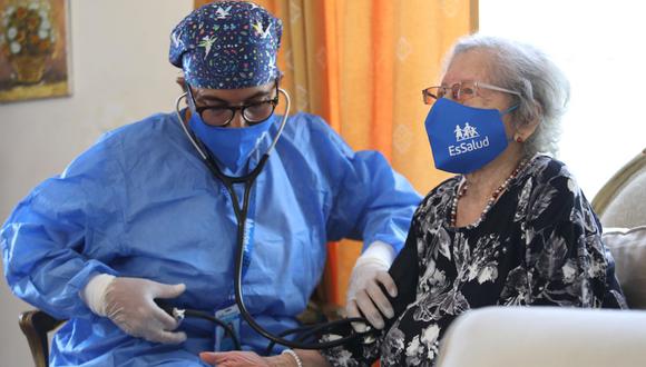 Cinco especialistas visitarán a pacientes mayores de 100 años para brindarles una atención más especializada | Foto: Essalud