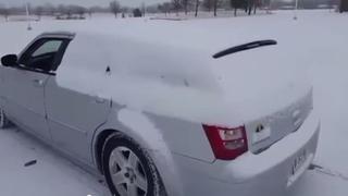 YouTube: ruso enseña a quitar nieve del carro en segundos