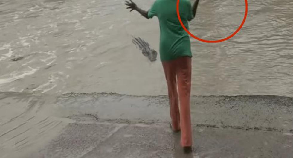 Esta mujer espantó a cocorilos con una chancleta. (Foto: captura YouTube)