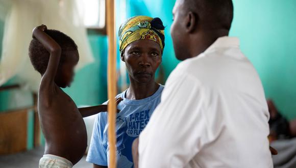Un médico de Zimbabue conversa con una mujer sobre el posible contagio de sarampión de su hijo. (Foto de Reuters)