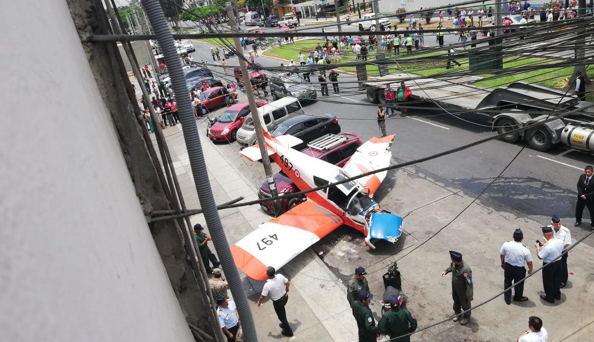 Una avioneta de instrucción con dos tripulantes cayó en la cuadra seis de la avenida Surco. (Miguel Bellido / El Comercio)