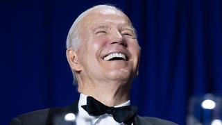 Biden se ríe con chistes sobre su edad en cena de corresponsales de la Casa Blanca