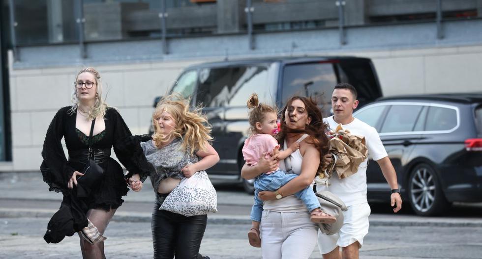 Un grupo de personas corre durante la evacuación del centro comercial Fields en Copenhague, Dinamarca, el 3 de julio de 2022, después de un tiroteo. (Olafur Steinar Gestsson / Ritzau Scanpix / AFP).