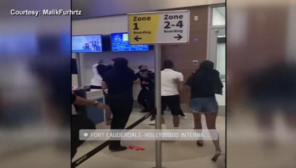 Imágenes del violento ataque al personal de Spirit Airlines en Florida (Estados Unidos). (Captura de video/YouTube/WPLG Local 10).