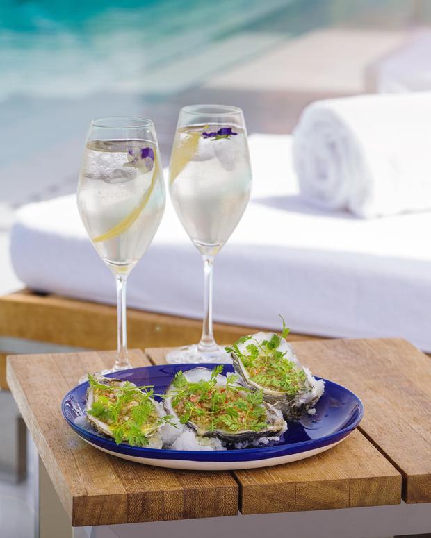 Grilled oysters accompanied by the Amante Bandido cocktail.