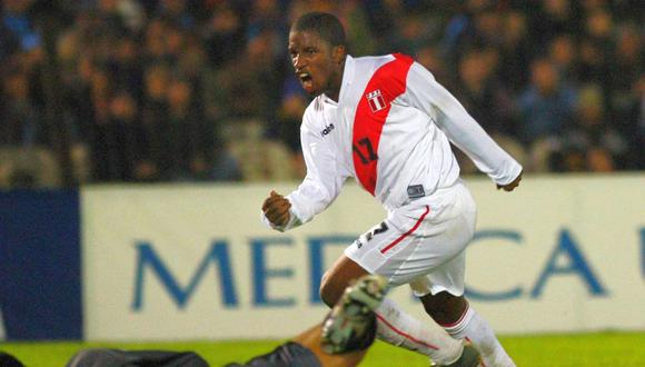 Jefferson Farfán celebrando el tercer gol de Perú ante Uruguay en Montevideo, por las Eliminatorias a Alemania 2006. (Foto: AP / Matilde Campodónico)