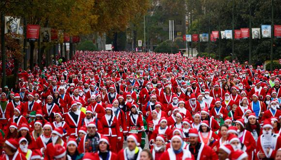 Miles de Papás Noel corren por el centro de Madrid. (Reuters).