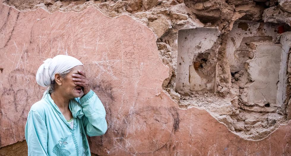 Una mujer reacciona frente a su casa dañada por el terremoto en la ciudad vieja de Marrakech, Marruecos, el 9 de septiembre de 2023. (Foto de FADEL SENNA / AFP).