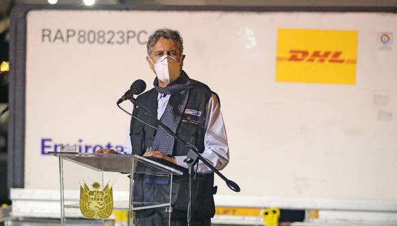 Francisco Sagasti, durante el arribo del primer lote de vacunas al Perú. (Foto: Andina)