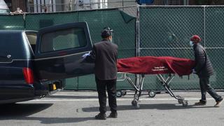 “No tenemos más espacio”: Cadáveres son amontonados fuera de una funeraria en Nueva York