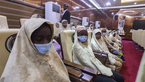 Un grupo de niñas liberadas en Nigeria permanece en la Casa de Gobierno en Gusau, estado de Zamfara. (Foto: Aminu ABUBAKAR / AFP).