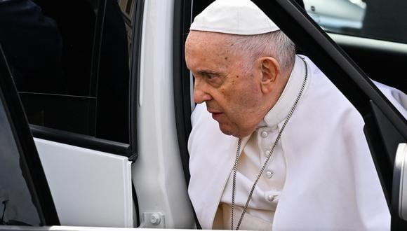 El Papa Francisco sale de su automóvil para agradecer a los policías de su escolta en motocicleta. (Foto de Alberto PIZZOLI / AFP)
