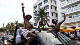 Turistas salen de fiesta en Miami Beach mientras la pandemia se agrava en Florida