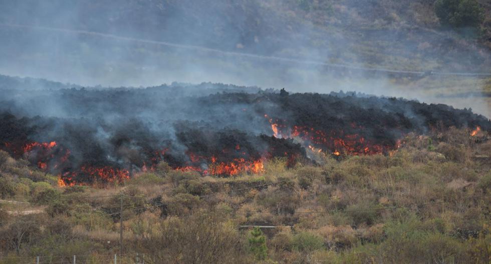 El humo se eleva desde la lava que se enfría en la zona residencial de Los Campitos en Los Llanos de Aridane, en la isla canaria de La Palma, el 20 de septiembre de 2021. (DESIREE MARTIN / AFP).