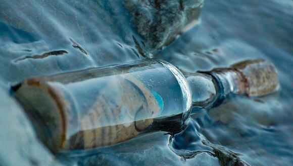 Botella lanzada al mar por víctima de atentado en Manchester llega a Italia. (Pixabay)