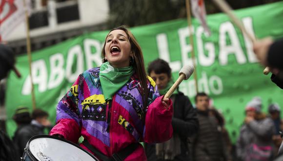 Hoy se debate en el Senado de Argentina la despenalización del aborto, algo que en Uruguay se consiguió en el 2012. Imagen referencial de una marcha en los exteriores del congreso argentino, el miércoles 13 de junio del 2018. (EFE).
