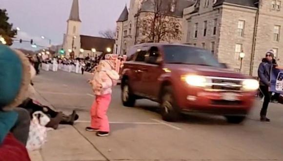 Una SUV pasa momentos antes de chocar contra una multitud de personas durante un desfile de Navidad en Waukesha, Wisconsin, Estados Unidos, en esta imagen fija tomada de un video de redes sociales. (JESUS ​​OCHOA / via REUTERS).