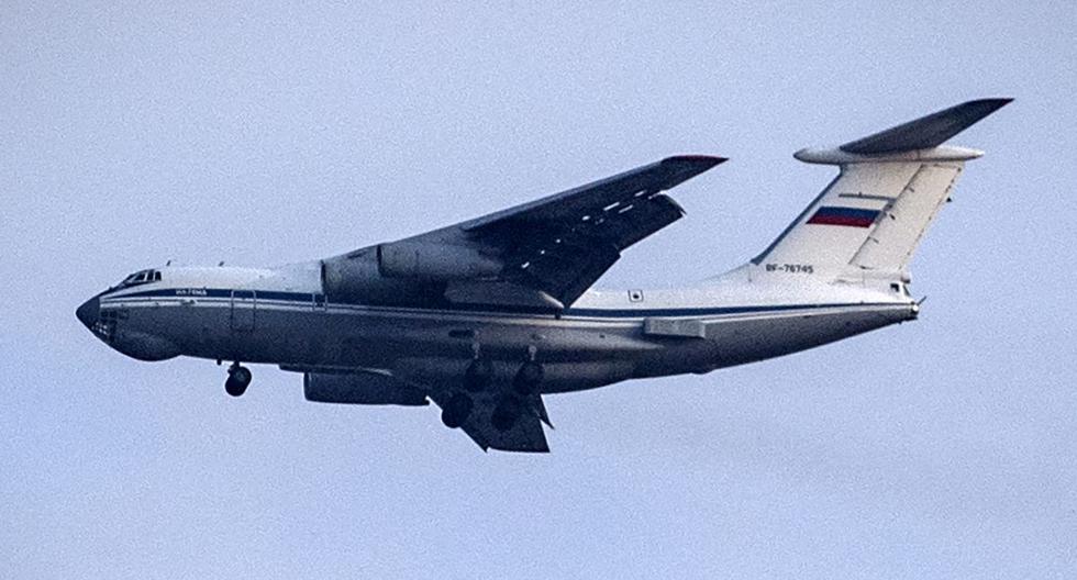 Un levantador de peso ruso logra un récord tras arrastrar un avión militar  sólo con su cuerpo - Levante-EMV