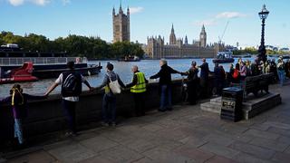 Liberación de Assange genera cadena humana alrededor del Parlamento británico