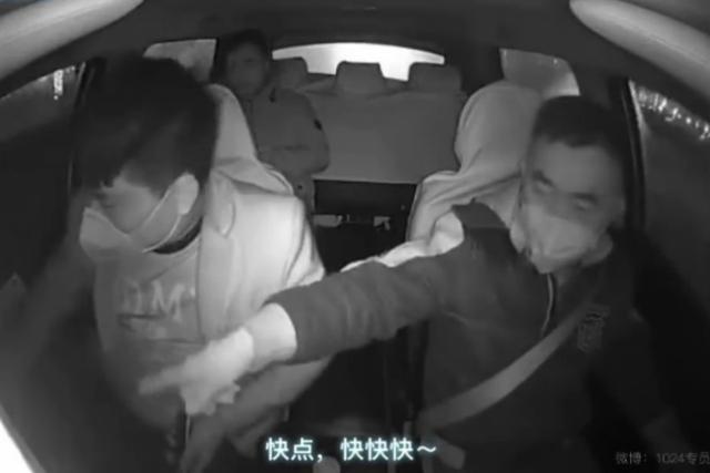 La escena fue registrada en video por la cámara de seguridad instalada en el vehículo. (Foto: Captura)