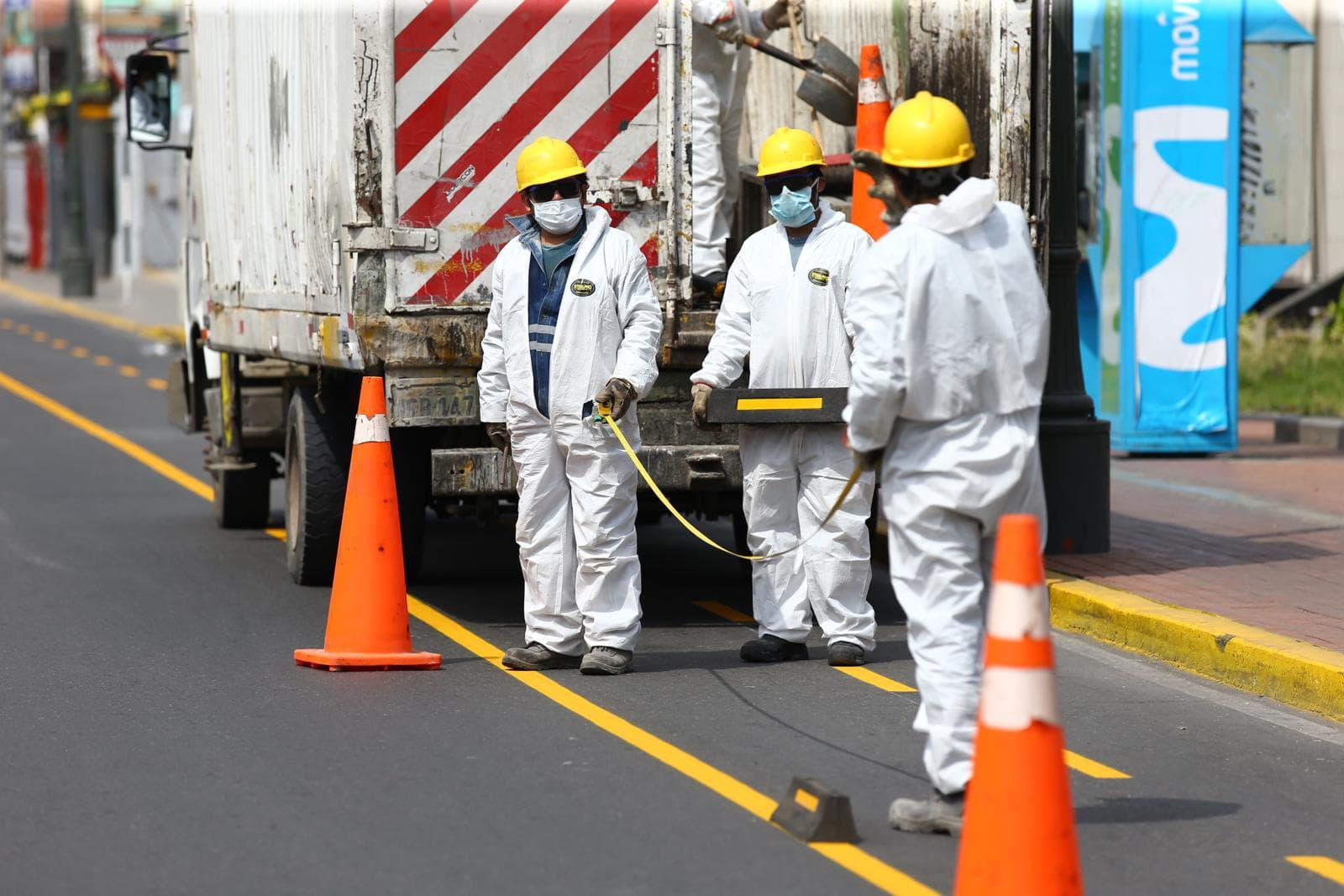 Obreros colocando topellantas en la avenida Arequipa, en el tramo comprendido entre la avenida 28 de Julio y Nicolás Corpancho (Foto: Fernando Sangama/GEC).