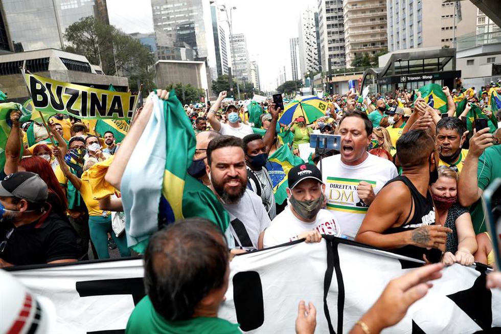 Manifestantes protestan contra el cierre de negocios en el estado más rico y poblado del país, debido al grave repunte de casos y muertes por covid-19, las cuales han puesto su sistema sanitario al borde del colapso hoy en Sao Paulo (Brasil).  (Foto: EFE/Fernando Bizerra Jr)
