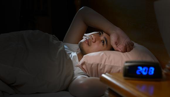 Es probable que durante el aislamiento social tus niveles de estrés y ansiedad hayan aumentado, por lo que tus horas de sueño y descanso no son las mismas. En este podcast, encontrarás consejos de expertos que te ayudarán a tratar este trastorno de sueño. (Foto: Shutterstock)