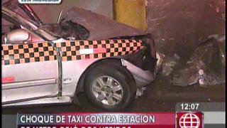SJM: dos atrapados tras choque de taxi con estación del metro