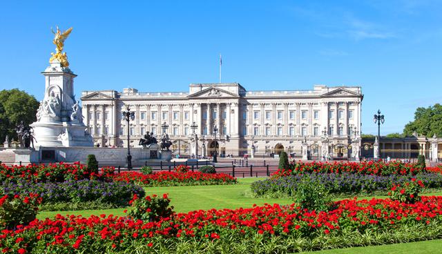 El Palacio de Buckingham, ubicado en Londres, es la residencia de trabajo de la Reina Isabel y el Duque de Edimburgo. Sin embargo, van al Castillo de Windsor la mayoría de los fines de semana, mientras que cada agosto y septiembre, durante el verano, la pasan en el Castillo de Balmoral, en Escocia. (Foto: Shutterstock)