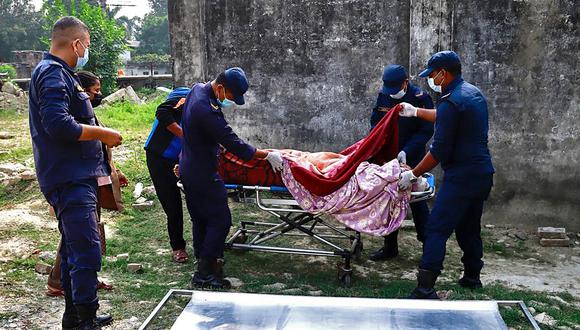El personal médico atiende a una víctima herida en un hospital de Nepalgunj después de un terremoto en el oeste de Nepal el 4 de noviembre de 2023. (Foto de Prabin RANABHAT / AFP)