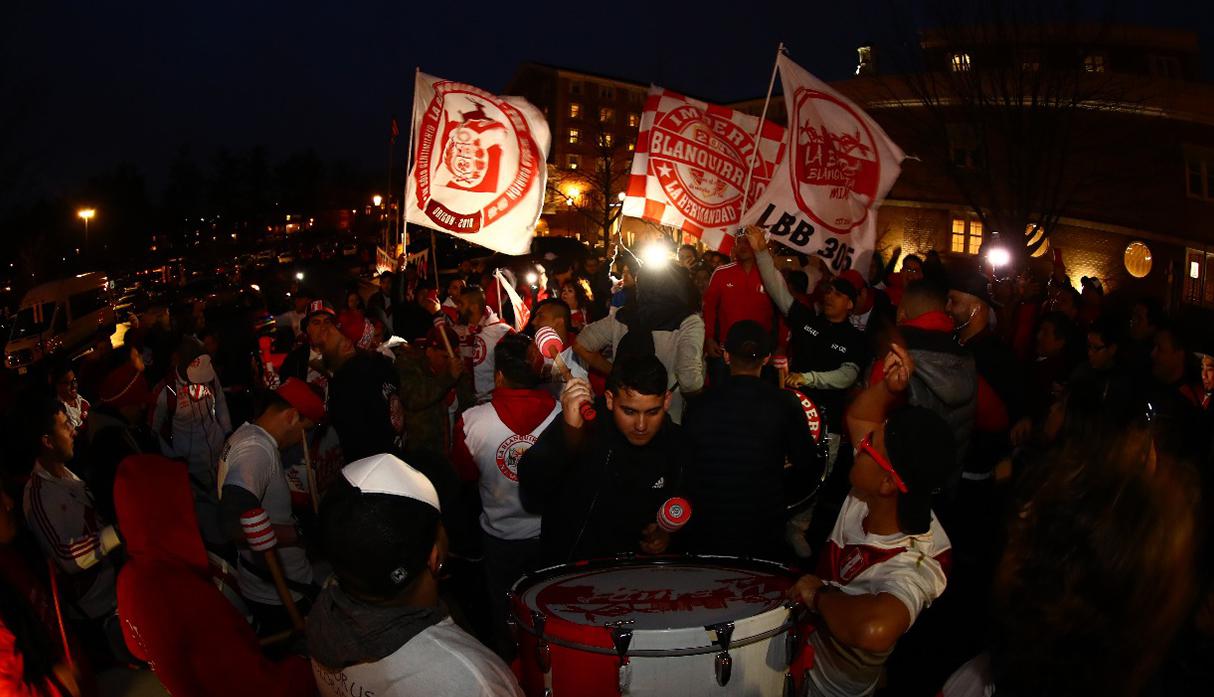 La selección peruana nunca está sola y en la fría Nueva Jersey también se armó el banderazo. (Foto: Daniel Apuy / GEC)