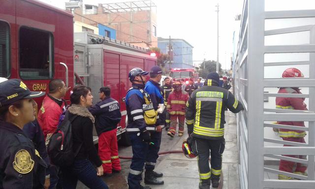 Bomberos y serenos controlaron amago de incendio en edificio residencial. (Foto: Municipalidad de Barranco)