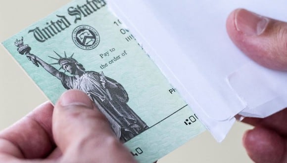 Las personas serán notificadas por correo sobre la forma en que será enviado el pago. Si la persona no recibe su pago debe ponerse en contacto con el IRS (Foto: Getty Images)