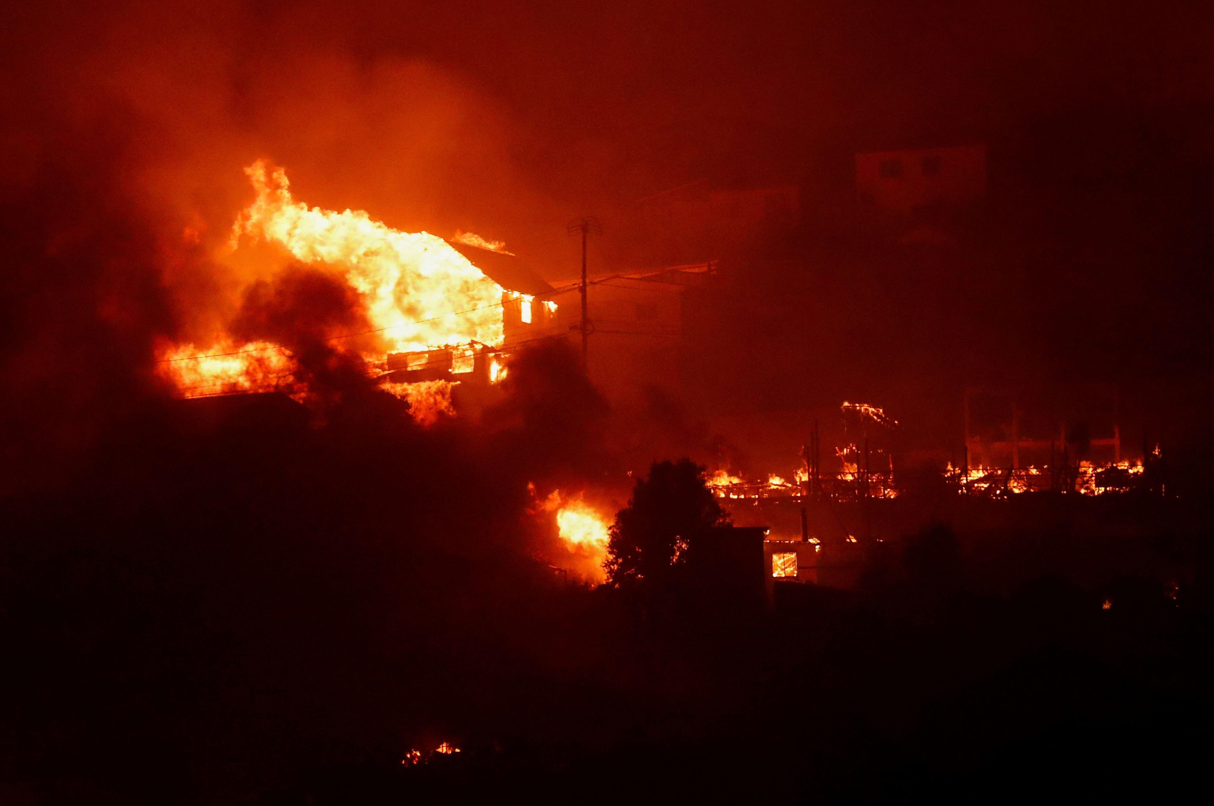 The fire hit entire neighborhoods, like this one in Viña del Mar. (REUTERS).
