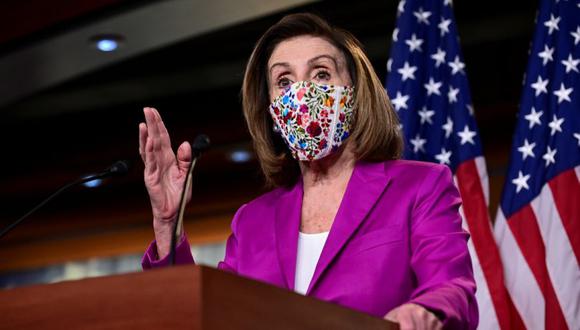 La presidenta de la Cámara de Representantes de Estados Unidos, Nancy Pelosi (D-CA), habla con los periodistas un día después de que partidarios del presidente de Estados Unidos, Donald Trump, ocuparon el Capitolio, durante una conferencia de prensa en Washington. (Foto: REUTERS/Erin Scott ).