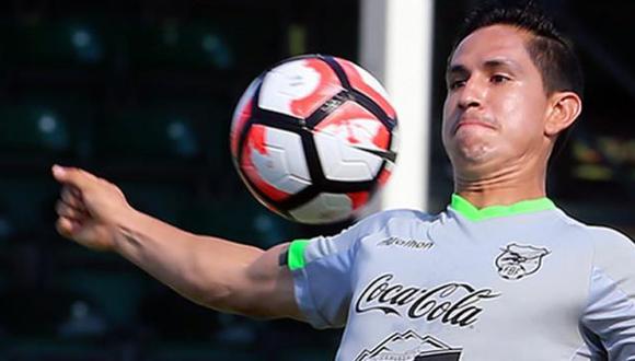 Marvin Bejarano controlando una pelota con el pecho. (Foto: AFP)