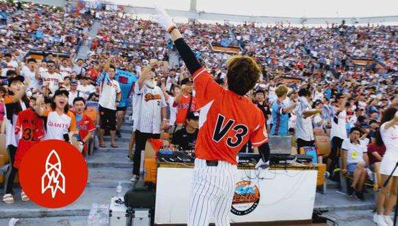 Los aficionados de la Korean Baseball Organization (KBO) ofrecen un ambiente catártico y limpio a la vez: todos bailan, cantan y animan. (Foto: YouTube)