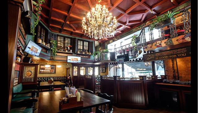 El Lion's Head Pub. Ubicado en el centro de Moscú, aquí podrás encontrar distintos ambientes de acuerdo a tu comodidad; cuentan que los muebles están hechos por fabricantes irlandeses, y en las distintas mesas podrás reconocer a los amantes del fútbol que frecuentan este magnífico lugar y que seguramente coparán el bar en las fechas del mundial de fútbol. (Foto: Difusión)