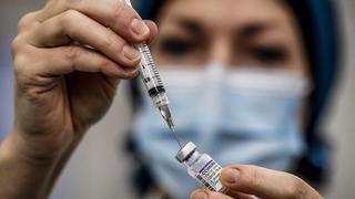 Dos dosis de la vacuna de Pfizer protegen al 70% de los casos graves de Ómicron