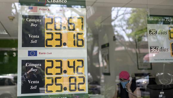 El dólar cotizaba en 21,1513 pesos en México durante la jornada del viernes. (Foto: AFP)