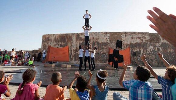 Escuela a cambio de circo para sacar a los niños de la calle. (Ecole Nationale de Cirque SHEMS'Y)