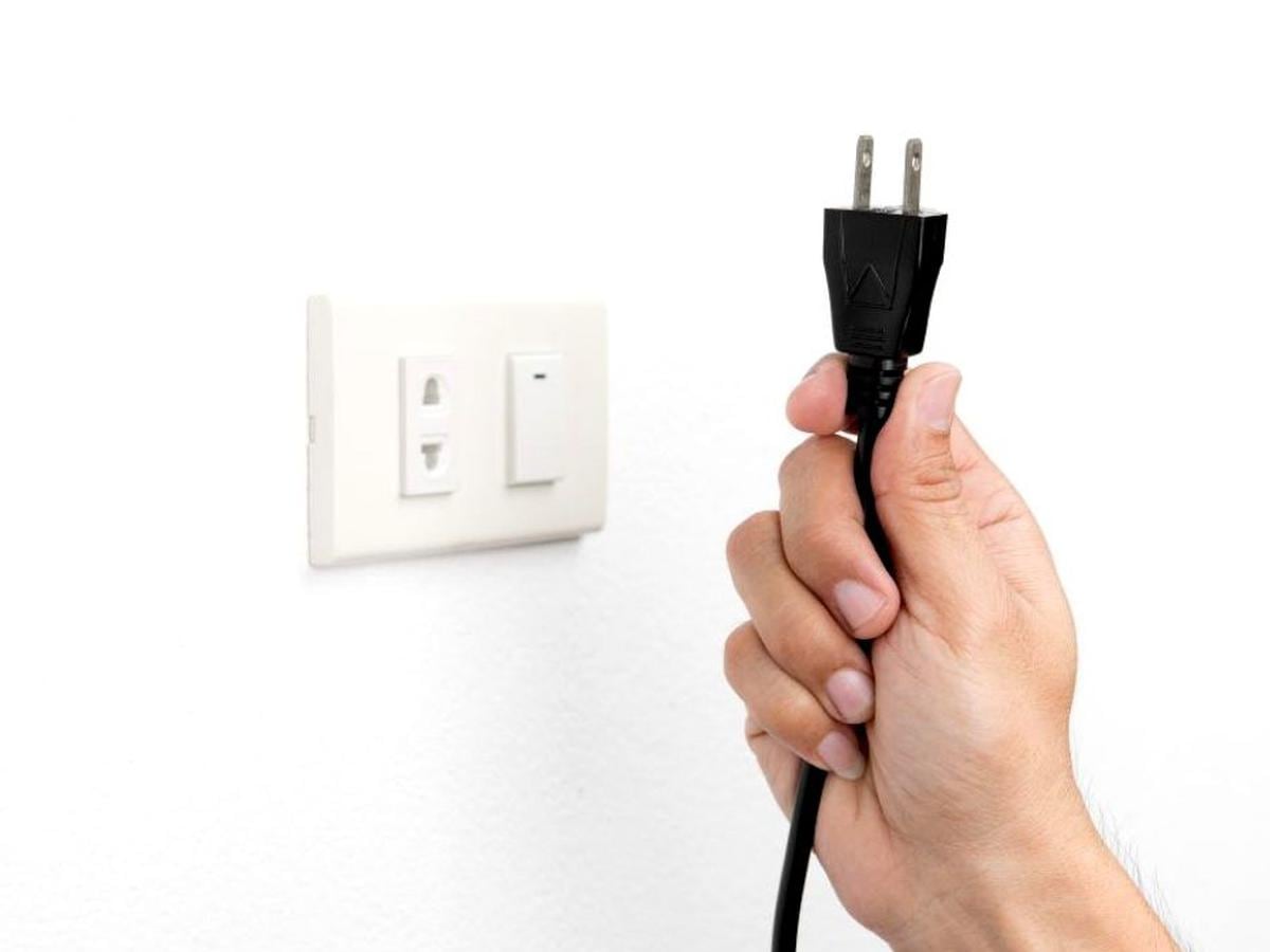 Ministerio de Energía y Minas - #ConsejosMEM  Las conexiones eléctricas  inadecuadas representan un peligro, ya que al no contar con adecuada  protección y un buen cableado pueden generar cortocircuito. Los cables