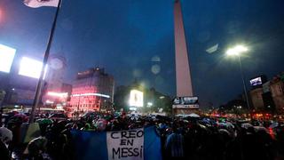 Cientos marchan bajo tormenta para que Messi no deje Argentina