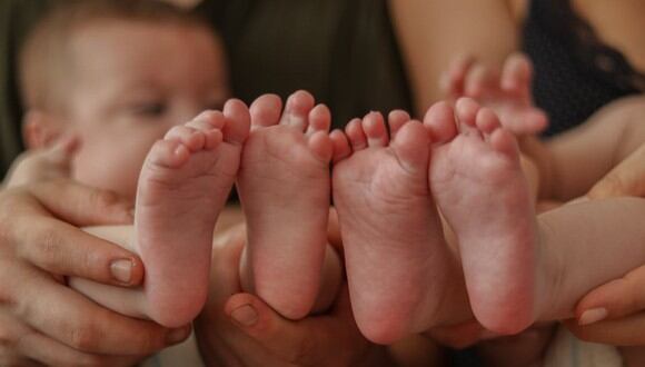 Los pies de unos gemelos recién nacidos. | Imagen referencial: Kübra Kuzu / Pexels